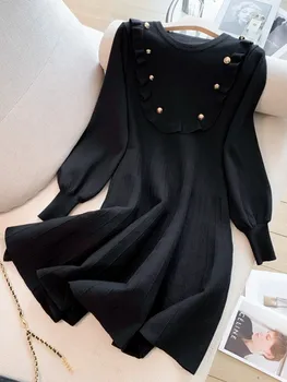 2023 Осеннее новое французское черное трикотажное платье в стиле Хепберн с длинными рукавами, женское трикотажное платье с оборками и декором на пуговицах