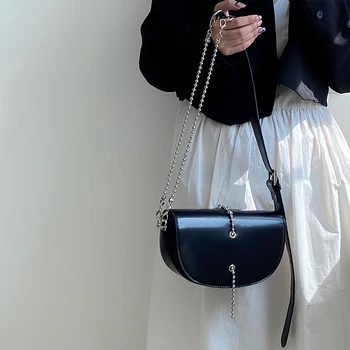 2023 Роскошная дизайнерская сумка для девочек, простая новая модная седельная сумка через плечо, женские повседневные сумки через плечо с черной цепочкой, Sac