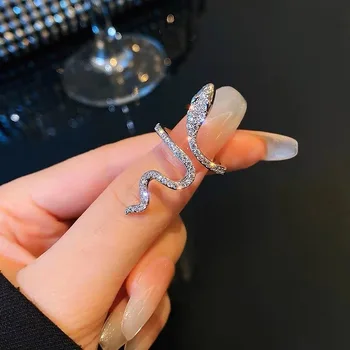 Медное кольцо в форме змеи с женским открытым указательным пальцем