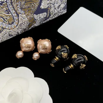 Модные изысканные серьги классического размера в стиле жемчужной пчелы